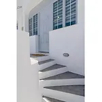 Aretis Willa Plaka (Milos)